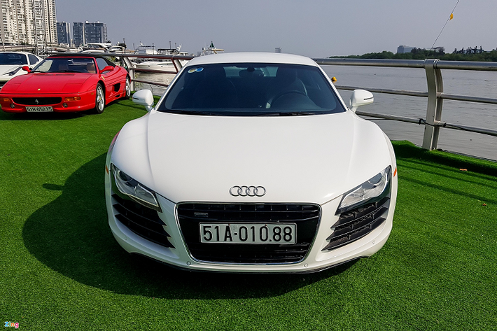 Phiên bản Audi R8 đời 2005 này được trang bị khối động cơ V8 dung tích 4.2L, sản sinh công suất tối đa 420 mã lực và mô-men xoắn cực đại 430 Nm. Xe cũng được trang bị hệ thống dẫn động 4 bánh toàn thời gian quattro với phân bố 30% lực kéo cho cầu trước và 70% lực kéo xuống cầu sau.