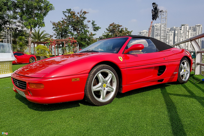 Một mẫu Ferrari cổ khác có mặt trong loạt xe trên là Ferrari 355 F1 Spider độc nhất tại Việt Nam. Ra mắt từ năm 1999, đây có thể được xem là mẫu Ferrari cổ nhất Việt Nam hiện nay. Theo Ferrari, đây là mẫu xe đầu tiên được hãng trang bị hệ thống hộp số bán tự động 6 cấp được vận hành tương tự những mẫu xe F1. Do đó, tên gọi của mẫu xe này cũng được thay đổi từ F355 Spider sang 355 F1 Spider kể từ năm 1997.