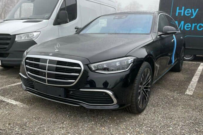 Hiện chưa rõ giá xe Mercedes-Benz S500 2021 khi về Việt Nam, chỉ biết rằng, Mercedes-Benz S-Class thế hệ thứ 7 tại thị trường nước ngoài có giá bán ra bắt đầu từ 93.438 Euro đến 117.786 Euro, tương đương 2,55 tỷ đến 3,21 tỷ đồng.
