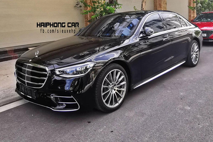 Trong đó, chiếc thứ 2 và cũng là tiên về Hải Phòng sở hữu ngoại thất màu đen, khác biệt so với chiếc Mercedes-Benz S500 2021 đầu tiên về nước mang màu trắng.