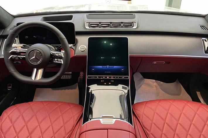 Mercedes-Benz S-Class 2021 không chỉ có diện mạo mới ở thiết kế mà còn sở hữu không gian nội thất rộng rãi hơn so với thế hệ trước với khoảng duỗi chân của xe tăng 38 mm ở ghế lái và 23 mm ở ghế hành khách phía sau. Chưa hết, chiều cao bên trong khoang lái của xe cũng tăng 16 mm, thể tích khoang hành lý đạt mức 550 lít, tăng hơn 20 lít so với thế hệ cũ.