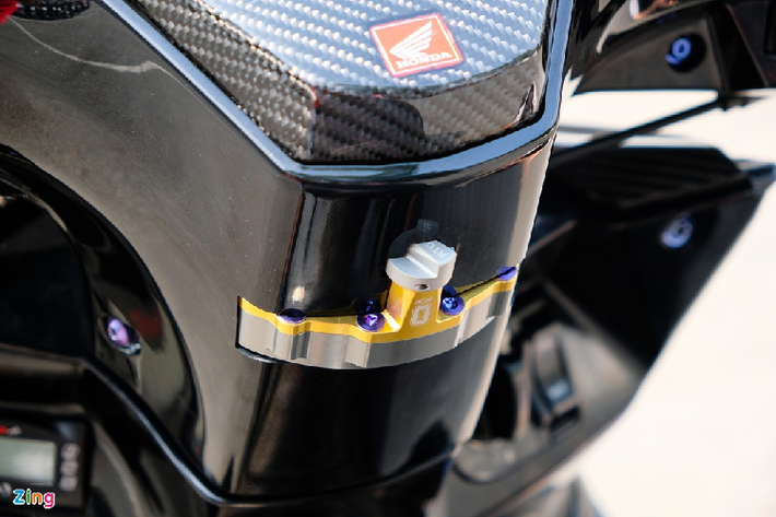 Đáng chú ý là hệ thống trợ lực trung tâm của Ohlins TTX được lắp chìm vào dàn nhựa xe. Tuy không phổ biến bằng loại trợ lực dạng thanh, trợ lực trung tâm có ưu điểm là gọn gàng hơn. Trang bị này có giá gần 20 triệu đồng.