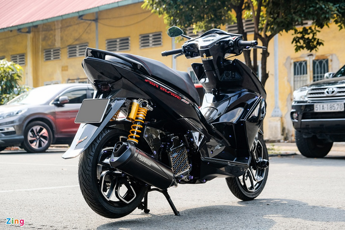 Hiện tại, Air Blade đời mới có sức hút khá lớn khi sở hữu nhiều nâng cấp đáng giá như đồng hồ kỹ thuật số, phanh ABS và có thêm tùy chọn động cơ 150 cc. Một người chơi xe tại Lâm Đồng quyết định "lột xác" chiếc Honda Air Blade đời cũ với dàn trang bị hàng hiệu.