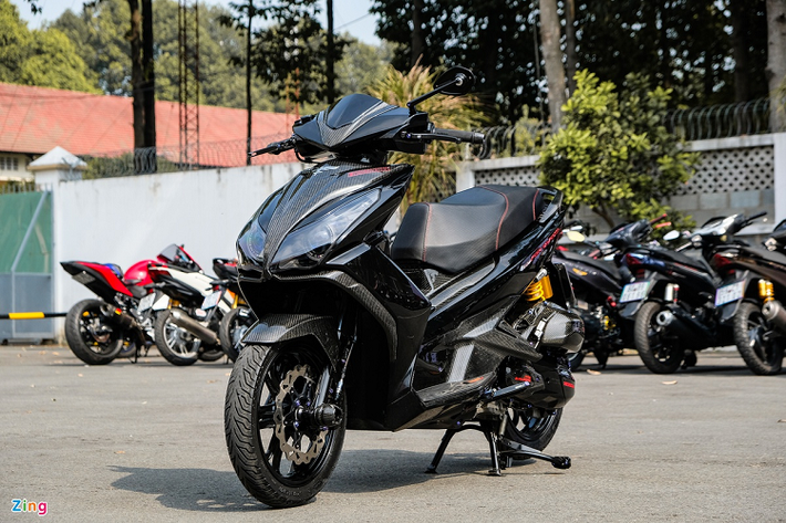 Ra mắt lần đầu tiên vào năm 2007, xe ga Honda Air Blade là một trong những mẫu tay ga thành công nhất của Honda tại thị trường Việt Nam. Dù không còn giữ vị trí xe tay ga bán chạy nhất của Honda, Air Blade vẫn còn sức hút khá lớn sau 5 thế hệ.