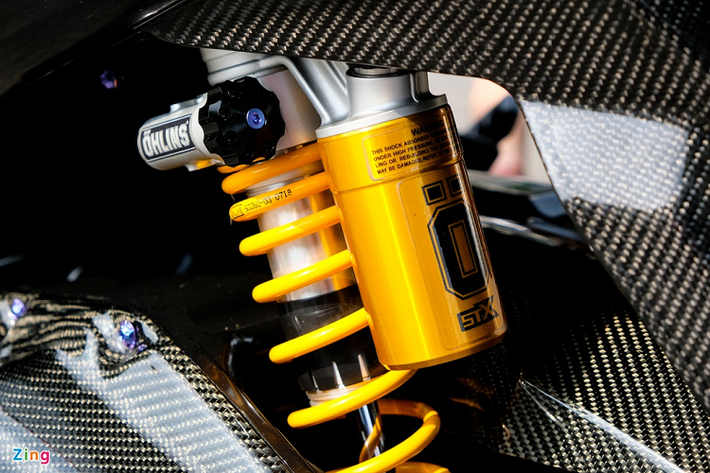 Giảm xóc sau của xe đến từ thương hiệu Ohlins TTX có thể điều chỉnh tải trọng. Một số trang bị khác trên xe như gác chân sau GTR, chân chống nghiêng của Koso, che két nước titanium...
