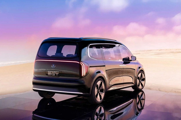 Vào thời điểm hiện tại, Mercedes-Benz EQT 2022 mới chỉ dừng ở mức là xe concept, chưa được sản xuất thương mại. Tuy nhiên, EQT vẫn là hình ảnh xem trước cho mẫu xe van hạng sang chạy điện cỡ nhỏ mới của hãng Mercedes-Benz. Trên thực tế, mẫu xe van này chính là phiên bản chạy điện của Mercedes-Benz T-Class sắp bán trên thị trường.