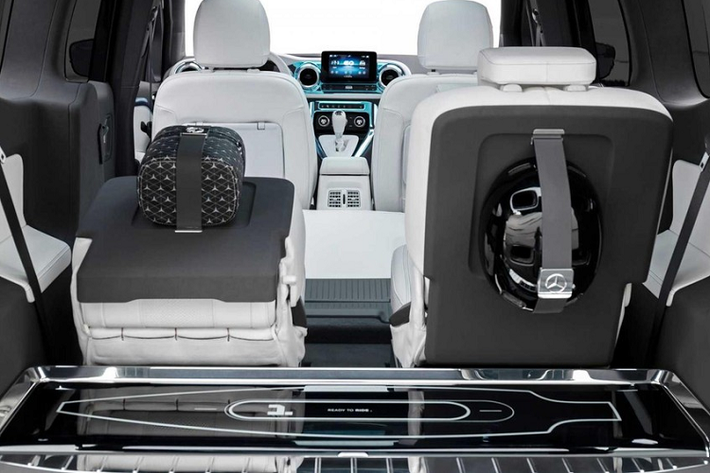 Theo hãng Mercedes-Benz, mẫu xe concept này sở hữu chiều dài 4.945 mm, chiều rộng 1.863 mm và chiều cao 1.826 mm. Với kích thước nhỏ gọn, Mercedes-Benz EQT chỉ được trang bị nội thất 7 chỗ ngồi với cấu hình ghế 2+3+2. Để phù hợp với một mẫu xe điện, hãng Mercedes-Benz đã trang bị hệ thống định vị riêng cho EQT. Hệ thống định vị này sẽ hiển thị tình trạng sạc của xe, thời gian xuất phát, sơ đồ dòng năng lượng và biểu đồ tiêu thụ điện.