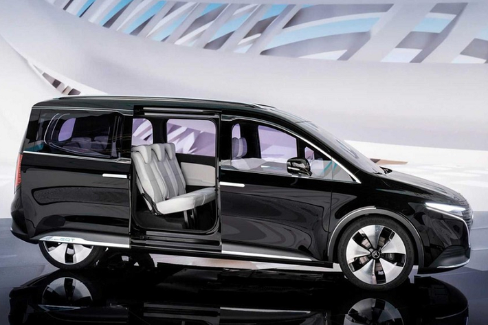 Những trang bị đáng chú ý khác của Mercedes-Benz EQT bao gồm chất liệu da Nappa, màn hình đa thông tin nằm giữa 2 đồng hồ analog sau vô lăng, hàng ghế thứ 3 có thể gập xuống hoặc tháo bỏ nếu cần chở thêm đồ, hệ thống đèn viền và cửa sổ trời toàn cảnh Panorama.