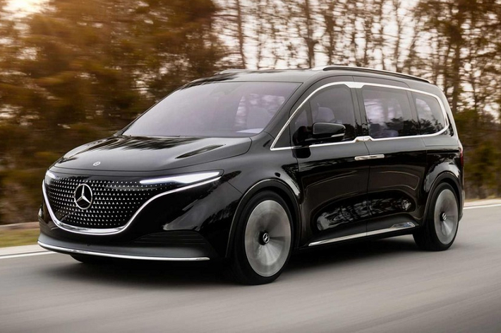 Là một thành viên của gia đình Mercedes-Benz nên EQT đương nhiên được trang bị nội thất hiện đại và công nghệ cao. Điều này được thể hiện qua hệ thống thông tin giải trí Mercedes-Benz User Experience (MBUX), đi kèm màn hình cảm ứng nằm độc lập trên mặt táp-lô. Tiếp đến là vô lăng tích hợp các nút cảm ứng và hệ thống ra lệnh bằng giọng nói "Hey Mercedes".