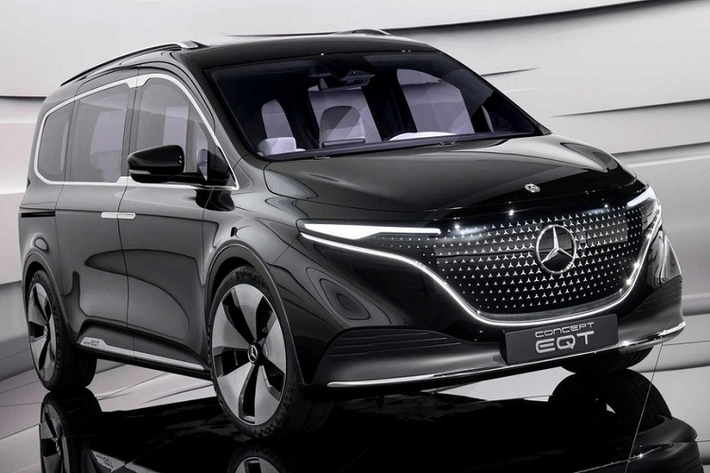 Về thiết kế, Mercedes-Benz EQT hoàn toàn mới tạo cảm giác khá quen thuộc vì chia sẻ nhiều chi tiết với những mẫu xe concept chạy điện khác của thương hiệu ngôi sao 3 cánh như Vision EQS. Mẫu xe này được trang bị lưới tản nhiệt đóng kín, đi kèm những biểu tượng ngôi sao 3 cánh nhỏ và có thể phát sáng.