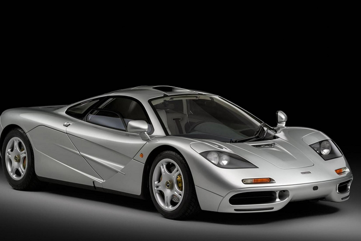 9. McLaren F1 (15,6 triệu USD): Đây là chiếc xe hiện đại duy nhất nằm trong danh sách này. Chiếc McLaren F1 có số khung #044 được bán đấu giá vào năm 2017, trị giá 15,6 triệu USD. McLaren F1 từng một thời gian dài nắm giữ kỷ lục về tốc độ, trước khi Bugatti Veyron xuất hiện vào năm 2007. Siêu xe này được trang bị động cơ V12 6.1L, công suất 627 mã lực và tốc độ tối đa 390 km/h.