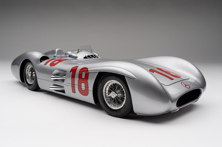 3. Mercedes-Benz W196 (29,6 triệu USD): Vào năm 2013, chiếc xe đua Mercedes-Benz W196 được bán đấu giá thành công ở mức 29,6 triệu USD. Chiếc xe này từng giành chiến thắng tại cuộc đua F1 Fangio 1954. Mercedes-Benz W196 có thiết kế đơn giản và gọn nhẹ, xe được trang bị động cơ 8 xy-lanh 2.5L, công suất 257 mã lực.