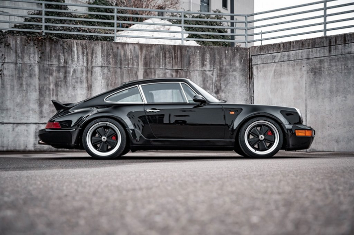 Ở thế hệ này, Porsche 964 Turbo thể thao vẫn được trang bị động cơ với dung tích 3,3 lít giống với một số biến thể cuối cùng của dòng 930 trước khi chuyển đổi sang thế hệ mới 964. Chiếc xe vẫn mang dáng vẻ tổng thể tương đồng với 930 trước đó với các chi tiết như thiết kế đèn chiếu sáng tròn góc cạnh, cánh gió sau kéo dài.