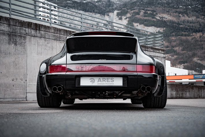 Với công nghệ thừa hưởng từ chiếc siêu xe Porsche 959 đầu bảng mạnh mẽ, 964 mang trên mình trọng trách lớn lao khi phải tiếp bước thành công của hai thế hệ đàn anh đi trước và phải gánh thêm nhiệm vụ củng cố hình ảnh của hãng khi toàn cầu đang trải qua một đợt suy thoái kinh tế. 964 bước ra trong khi có rất nhiều hoài nghi Porsche sẽ dừng sản xuất dòng 911, lúc này hãng xe từ Stuttgart đang sản xuất 944 và đang lên kế hoạch cho thế hệ 968 kế tiếp.