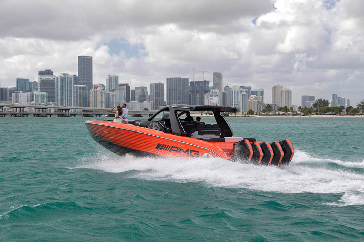 Hành khách cũng được trải nghiệm hệ thống âm thanh Audio Marine công suất lớn, hệ thống chiếu sáng tiên tiến và các màn hình đa chức năng bổ sung ở ghế ngồi phía sau và phía mũi thuyền.