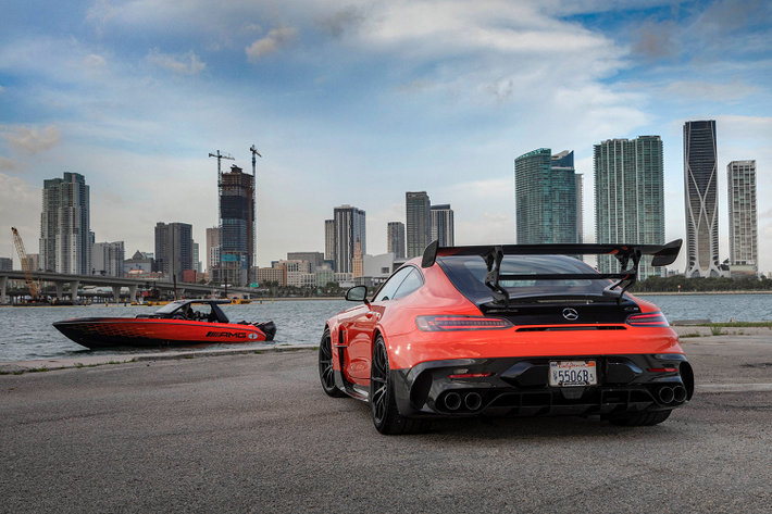 Mercedes-AMG GT Black Series sử dụng hộp số tự động 7 cấp ly hợp kép. Hãng xe Đức công bố khả năng tăng tốc từ 0-96 km/h trong khoảng 3,1 giây và đạt vận tốc 200 km/h dưới 9 giây. Vận tốc tối đa đạt gần 323 km/h.