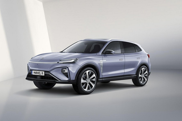 Mới đây, thương hiệu MG của Anh quốc đã bất ngờ vén màn mẫu SUV chạy điện mang tên Marvel R Electric 2021 mới tại thị trường châu Âu. Thuộc phân khúc SUV cỡ D, MG Marvel R Electric 2021 sở hữu chiều dài 4.674 mm, rộng 1.919 mm, cao 1.618 mm và chiều dài cơ sở 2.800 mm. So với người anh em MG HS, mẫu SUV chạy điện này dài hơn 100 mm, rộng hơn 43 mm, thấp hơn 67 mm và chiều dài cơ sở nhỉnh hơn 80 mm.