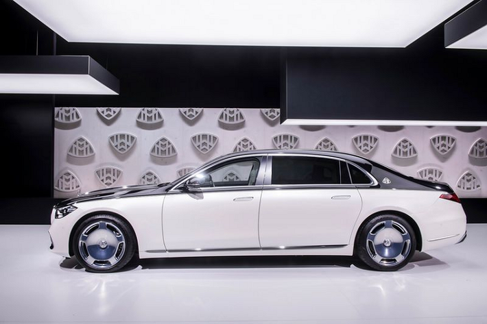 Ngoài ra, theo thông tin rò rỉ mẫu xe sang Mercedes-Maybach S 680 2021 sắp về Việt Nam sẽ có màu sơn 2 tông đen - bạc, đây là tùy chọn bổ sung, đi kèm nội thất bọc da màu kem - xám, cũng là tùy chọn đặt thêm.