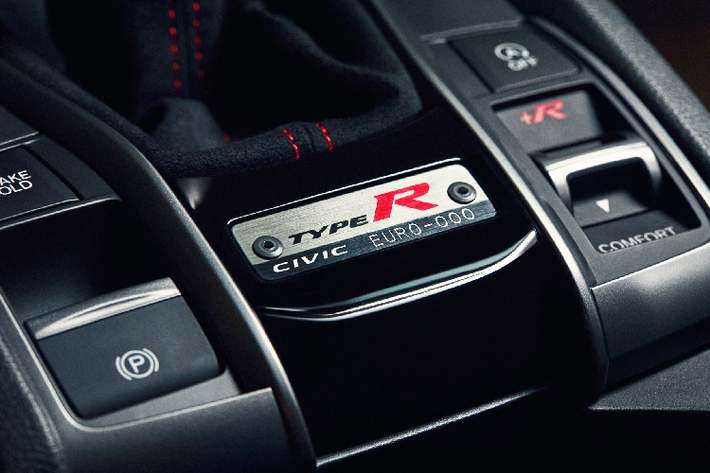 Honda Civic Type R LE đặc biệt là phiên bản giới hạn nên không dễ để sở hữu được, mẫu xe này chỉ được bán với số lượng 100 chiếc tại Canada hay 600 chiếc tại Mỹ. Đây là phiên bản hướng đến sử dụng trong sân đua nên cảm giác thoải mái khi ngồi bên trong gần như không có, thay vào đó là sự cứng cáp.