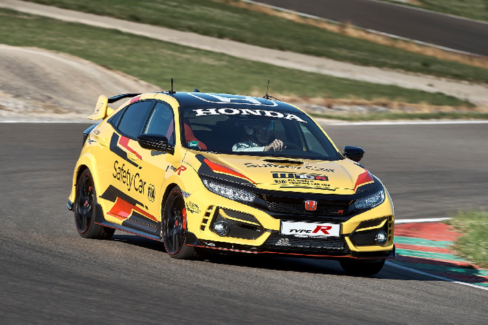 Honda Civic Type R LE 2021 mới vẫn dùng động cơ tăng áp VTEC 2.0L, sản sinh công suất 315,5 mã lực tại 6.500 vòng/phút và mô-men xoắn cực đại 400 Nm tại dải vòng tua 2.500-4.500 vòng/phút. Sức mạnh được truyền đến bánh trước thông qua hộp số sàn 6 cấp, khả năng tăng tốc 0-100 km/h trong 5,7 giây.