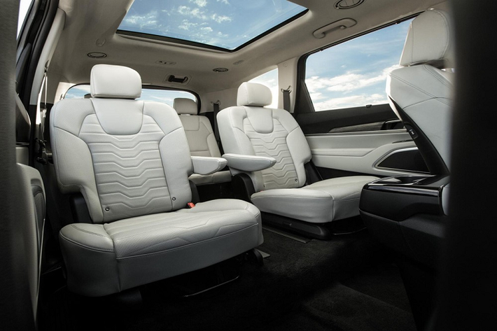 “Trái tim” của Kia Telluride 2022 vẫn là khối động cơ xăng V6 3.8L tạo ra công suất tối đa 291 mã lực và momen xoắn cực đại 355 Nm. Đi kèm là hộp số tự động 8 cấp và hệ dẫn động cầu trước tiêu chuẩn, với tùy chọn nâng cấp lên hệ dẫn động 4 bánh toàn thời gian.