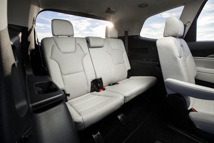 Cụ thể, Kia Telluride 2022 giờ đây sẽ có nhiều trang bị tiêu chuẩn hơn, bao gồm màn hình cảm ứng trung tâm 10.25 inch, hệ thống định vị, điều hòa tự động, kiểm soát hành trình thông minh và hỗ trợ lái xe trên đường cao tốc. Tất cả các biến thể đều nhận được tính năng kiểm soát hành trình thông minh tích hợp hệ thống điều hướng độc quyền của Kia