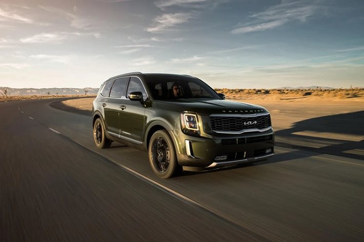 Diện mạo của Kia Telluride 2022 mới không có gì mới, với thay đổi trực quan dễ nhận thấy nhất là logo mới đặt nổi bật ở chính giữa lưới tản nhiệt trung tâm màu đen.