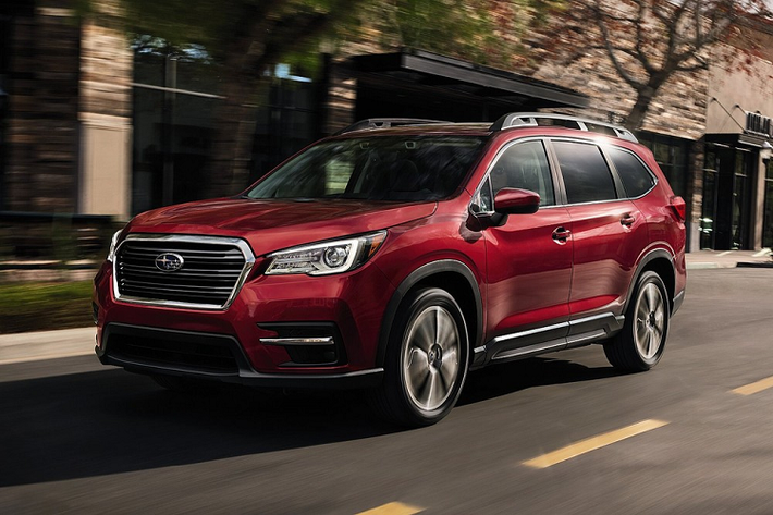 Ngoài ra, đèn pha của Subaru Evoltis 2021 còn có thể tự nâng, hạ luồng sáng để chiếu sáng hiệu quả hơn. Tiếp đến là phía sau của xe cũng sử dụng ngôn ngữ thiết kế mới giống như "người anh em" Forester với cửa cốp chỉnh điện, cửa sổ trời toàn cảnh cỡ lớn và baga trên nóc xe...