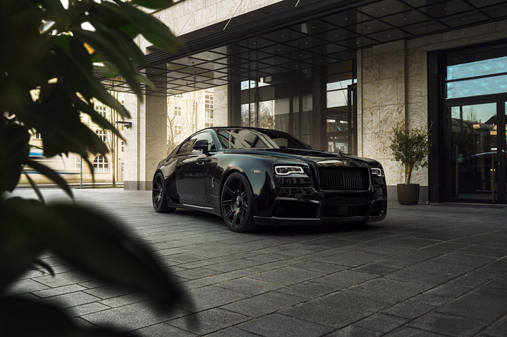 Các thay đổi của mẫu xe siêu sang Rolls-Royce Wraith Black Badge so với phiên bản gốc có thể kể đến như có thêm bodykit, bánh mâm mới, hệ thống treo và cải thiện đáng kể sức mạnh. Cụ thể, thân xe được bổ sung body kit bằng sợi carbon, giúp tăng thêm 13 cm chiều rộng của phương tiện ở phía trước và phía sau.
