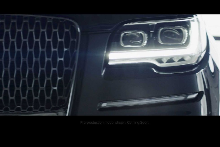 Đoạn video nhá hàng thiết kế phần đầu của chiếc SUV Lincoln Navigator mới cho thấy Navigator 2022 sẽ được trang bị một bộ đèn pha có thiết kể mỏng, phong cách hơn với đèn LED chạy ban ngày hình chữ L. Đoạn teaser cũng giới thiệu lưới tản nhiệt của Navigator 2022 dường như đã được thừa hưởng bộ lưới từ mẫu xe cũ.