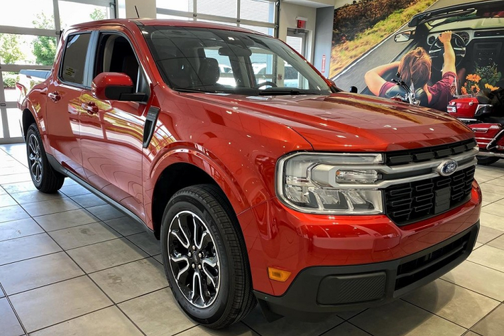 Ford Maverick 2022 mới là mẫu xe bán tải đã lần đầu tiên trình làng vào hồi tháng 6 năm nay. Tính đến thời điểm hiện tại, đã có hơn 100.000 khách hàng tại Mỹ đặt mua mẫu xe bán tải này. Bí quyết thành công của mẫu xe bán tải này nằm ở giá bán hấp dẫn, thiết kế khá bắt mắt và trang bị tiện nghi.