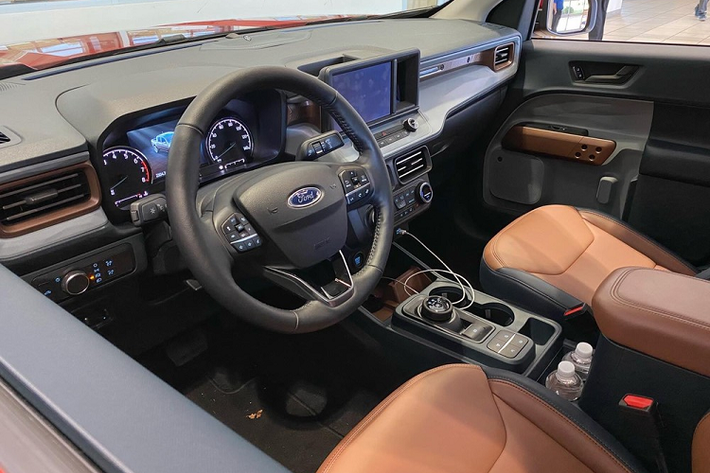 Ngay từ bản tiêu chuẩn, Ford Ford Maverick 2022 đã được trang bị khá tốt với màn hình cảm ứng 8 inch, phục vụ hệ thống thông tin giải trí SYNC 4 và hỗ trợ Apple CarPlay/Android Auto. Tiếp đến là bảng đồng hồ với màn hình đa thông tin 4,2 inch ở bản tiêu chuẩn hoặc 6,5 inch ở bản cao cấp, ổ điện 12 V ở cả hai hàng ghế và hệ thống WiFi 4G LTE.