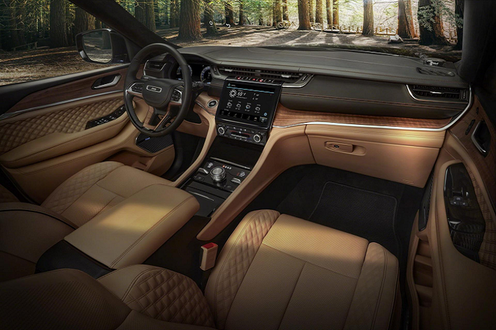 Bên trong nội thất, Grand Cherokee L hoàn toàn khác biệt so với mẫu Grand Cherokee tiêu chuẩn. Chiếc SUV trang bị bệ táp lô hoàn toàn mới bao bọc xung quanh màn hình cảm ứng 8,4 inch hoặc màn hình cảm ứng 10,1 inch tùy chọn. Cả hai màn hình giải trí đều sử dụng hệ thống thông tin giải trí UConnect 5 mới nhất của nhà sản xuất ôtô, tương thích Apple CarPlay và Android Auto không dây. Xe cũng trang bị điểm phát sóng Wi-Fi 4G LTE.