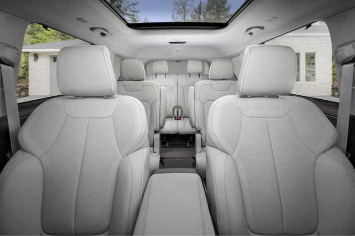 Jeep Grand Cherokee L 2021 sở hữu không gian nội thất cao cấp, được cải tiến đáng kể so với mô hình năm ngoái. Chất liệu da được áp dụng triệt để bên trong cabin với 3 hàng ghế, đan xen những chi tiết trang trí nổi bật như gỗ và kim loại.