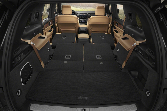 Jeep cũng trang bị 12 cổng Type A và Type C hàng đầu được đặt khắp cabin, hệ thống âm thanh hiệu suất cao tùy chọn với 19 loa và cửa sổ trời hai ngăn trên các phiên bản Overland và Limited.