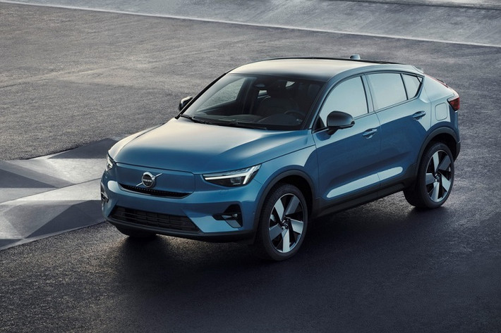 Volvo vừa giới thiệu mẫu xe điện mới nhất của hãng - C40 Recharge. Được xây dựng trên cùng nền tảng CMA với XC40, C40 có kiểu dáng SUV lai coupe. Bên cạnh đó, Volvo C40 2022 mới còn là mẫu xe đầu tiên sở hữu ngôn ngữ thiết kế thuần điện của Volvo. Trước đó, hãng xe Thụy Điển đã có vài mẫu xe điện nhưng vẫn sử dụng ngôn ngữ thiết kế của xe động cơ xăng.