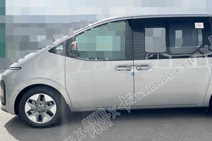 Bên sườn, Hyundai Staria 2021 được trang bị cửa sổ cỡ lớn, mở rộng, và đường chân kính hạ thấp, mang đến cảm giác cao cấp và rộng rãi cho nội thất trong xe. Ở phiên bản Lounge, mẫu xe này dùng vành hợp kim 18 inch cùng những chi tiết ngoại thất mạ crôm màu tối như tay nắm cửa, ốp gương ngoại thất và logo trên đầu xe.