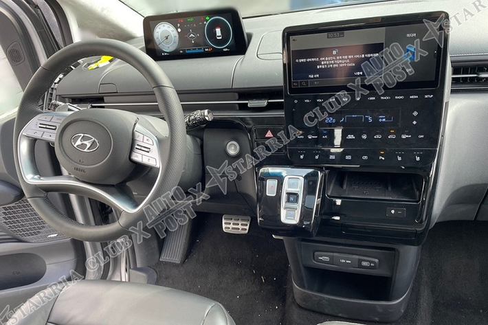 Ngoài ra, Hyundai Staria hoàn toàn mới còn được trang bị cụm đèn hậu Parametric Pixel với thiết kế dạng điểm ảnh nằm dọc. Trong khi đó, cản sau của xe được thiết kế thấp để việc chất đồ lên, dỡ đồ xuống dễ dàng hơn.