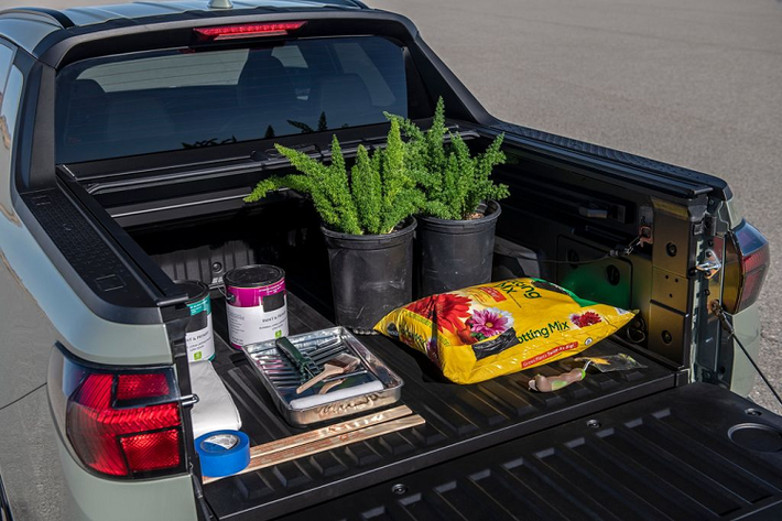 Không chỉ gây bất ngờ ở diện mạo bên ngoài, Hyundai Santa Cruz còn tạo cho người xem cảm giác ấn tượng ngay cả ở trong khoang lái. Phong cách của một mẫu CUV cao cấp bao trùm lên mọi chi tiết của Santa Cruz. Từ ghế bọc da, đồng hồ công-tơ-mét dạng màn hình LCD 10 inch, màn hình giải trí cảm ứng, các ngăn chứa đồ tiện dụng cho tới hệ thống âm thanh của Bose...