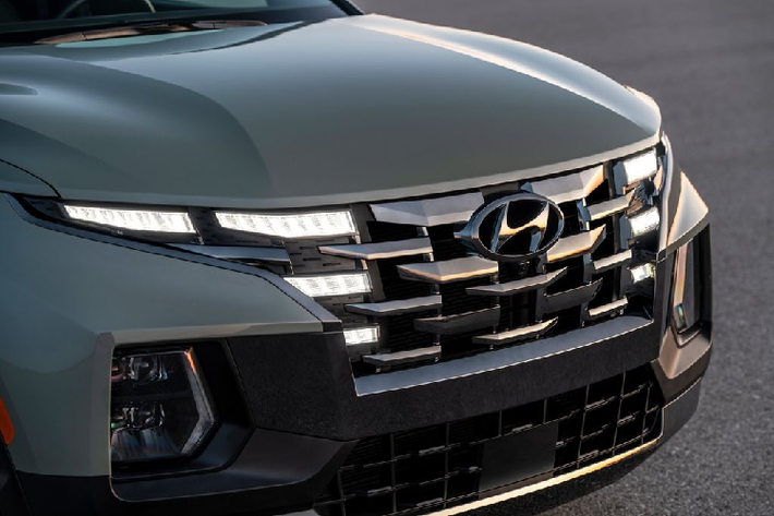Hyundai Santa Cruz có thông số về chiều dài là 4.971 mm, chiều dài cơ sở 3.005 mm, tức hơn Tucson về chiều dài tổng thể là 315 mm và chiều dài cơ sở là 249 mm. Chiều dài thùng hàng của Santa Cruz là 1.323 mm. Xe được trang bị mâm tiêu chuẩn 18 inch và tuỳ chọn lên 20 inch.