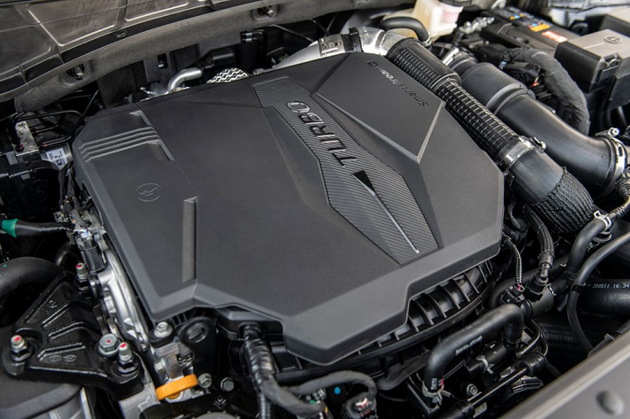 Về truyền động, Hyundai Santa Cruz được bán ra với 2 tuỳ chọn động cơ, bao gồm loại hút khí tự nhiên 2.5l với công suất 190 mã lực/244 Nm mô-men xoắn, kết hợp hộp số tự động 8 cấp và loại 2.5l tăng áp với công suất 275 mã lực và 420 Nm mô-men xoắn, kết hợp hộp số ly hợp kép cùng lẫy chuyển số sau vô-lăng.