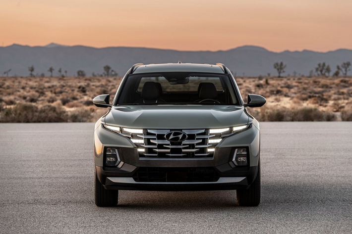 Đầu tiên, Hyundai Santa Cruz được phát triển dựa trên hệ khung thân liền khối (Unibody), tương tự các dòng CUV như Hyundai Tucson. Chính vì vậy, Santa Cruz được đánh giá sẽ thiên về mục đích sử dụng linh hoạt trong đô thị nhiều hơn so với việc mang xe ra những địa hình khó.