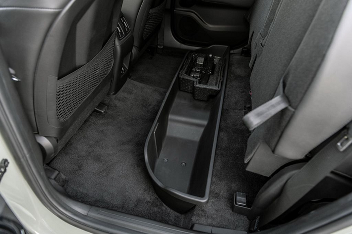 Các trang bị an toàn có sẵn trên Hyundai Santa Cruz bao gồm hệ thống hỗ trợ giữ làn và cảnh báo tài xế mất tập trung, hệ thống hỗ trợ lái xe trên đường cao tốc, hệ thống cảnh báo điểm mù, hệ thống hỗ trợ phòng va chạm phía trước, hệ thống hỗ trợ thoát hiểm an toàn, camera lùi... Ngoài ra, hệ thống cảnh báo phương tiện cắt ngang phía sau và camera 360 độ là trang bị tuỳ chọn của xe.