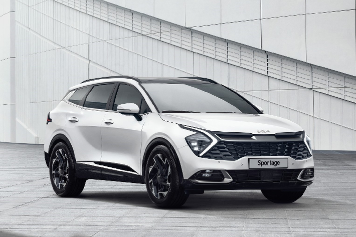 Kia Sportage 2022 mới có sự thay đổi mạnh về ngoại hình khi được ứng dụng ngôn ngữ thiết kế mới. So với "người anh em" Hyundai Tucson, Sportage trông táo bạo và cá tính hơn đáng kể.