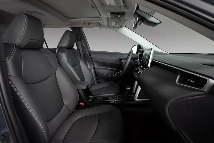 Chưa hết, Toyota Corolla Cross 2022 còn có cụm đèn hậu mượt mà và cửa cốp chỉnh điện. Bên dưới xuất hiện cản sau bằng nhựa màu đen và tấm ốp gầm giả sơn màu giống thân xe. Về kích thước, Toyota Corolla Cross 2022 sở hữu chiều dài 4.460 mm, chiều rộng 1.825 mm, chiều cao 1.646 mm và chiều dài cơ sở 2.640 mm. Như vậy, kích thước của mẫu crossover này nằm giữa Toyota C-HR và RAV4.