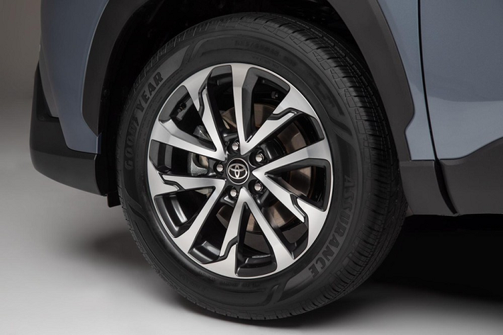 Về thiết kế, Toyota Corolla Cross 2022 tại Mỹ không có gì khác biệt so với xe đang bán ở Việt Nam. Được hãng Toyota miêu tả là "mẫu crossover mà bạn không biết là mình cần", Corolla Cross 2022 sở hữu thiết kế chịu ảnh hưởng từ đàn anh RAV4.
