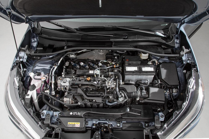 Bước vào bên trong khoang lái của Toyota Corolla Cross 2022, người dùng sẽ được chào đón bằng không gian nội thất khá giống Corolla thông thường. Xe cũng được trang bị vô lăng 3 chấu, những chi tiết trang trí bằng kim loại làm điểm nhấn và màn hình thông tin giải trí nằm độc lập trên mặt táp-lô.