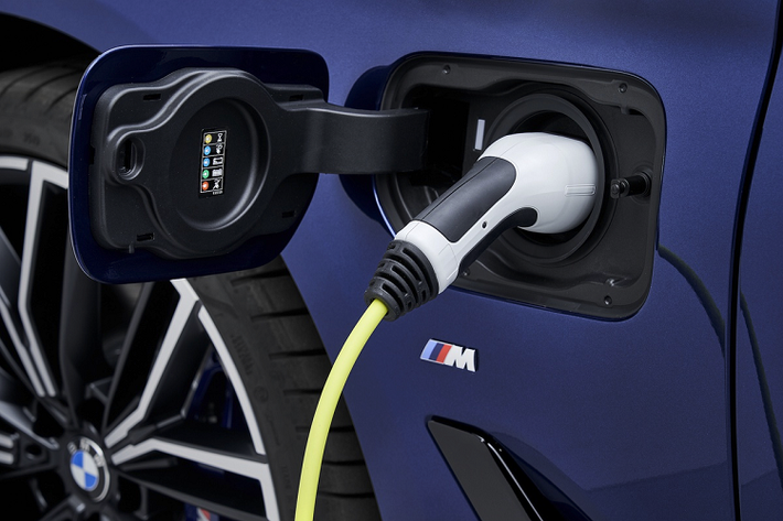 Mẫu sedan của BMW có lưới tản nhiệt mới được làm to và rộng hơn. Cụm đèn trước được làm vuông vức hơn với đèn định vị được tạo hình 2 chữ L. Những thay đổi này giúp phần đầu xe của 5 Series 2021 tinh tế và cứng cáp hơn.