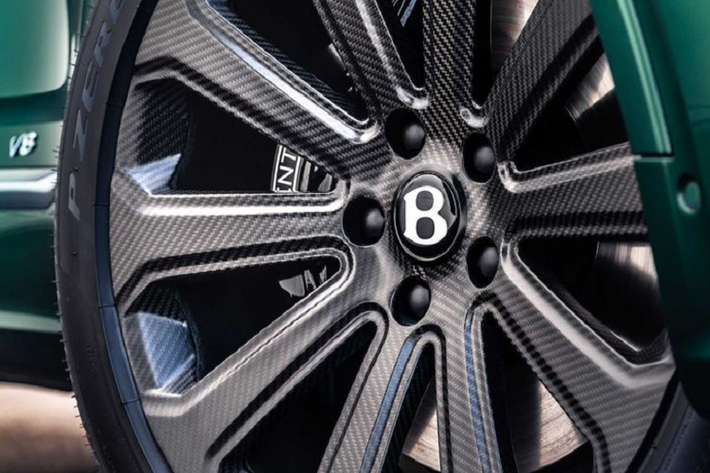 Hãng xe Anh Quốc cho biết bộ mâm mới của Bentayga được sản xuất theo quy trình đã được cấp bằng sáng chế, bao gồm một lớp dệt tỉ mỉ giúp tránh tình trạng nổ lốp khi gặp va chạm nghiêm trọng. Bộ la-zăng cũng trải qua các bài kiểm tra TÜV khác nhau, mô phỏng mọi trường hợp, từ tình huống lốp xe quá căng cho đến việc xe gặp ổ gà, đá cuội và cả khi mô-men xoắn vượt quá giới hạn cho phép.
