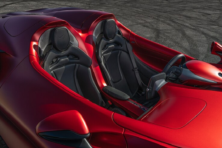 Siêu phẩm McLaren Elva mới về dải đất hình chữ S chắc chắn thuộc diện tạm nhập tái xuất, trên toàn thế giới chỉ có 149 chiếc xe Elva được sản xuất, con số này ban đầu là 399 và 299 xe. Nhưng sau đó, hãng xe Anh quốc đã điều chỉnh xuống cón 149 chiếc.